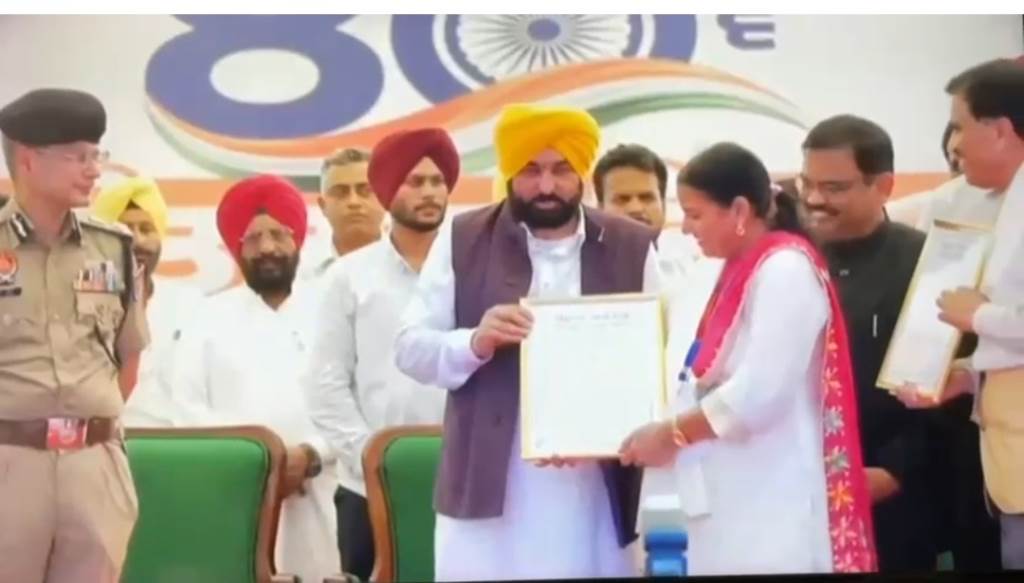International artist Madam Satvir Kaur Dhaliwal was honored with the State Award by the Honorable Chief Minister Bhagwant Singh Mann